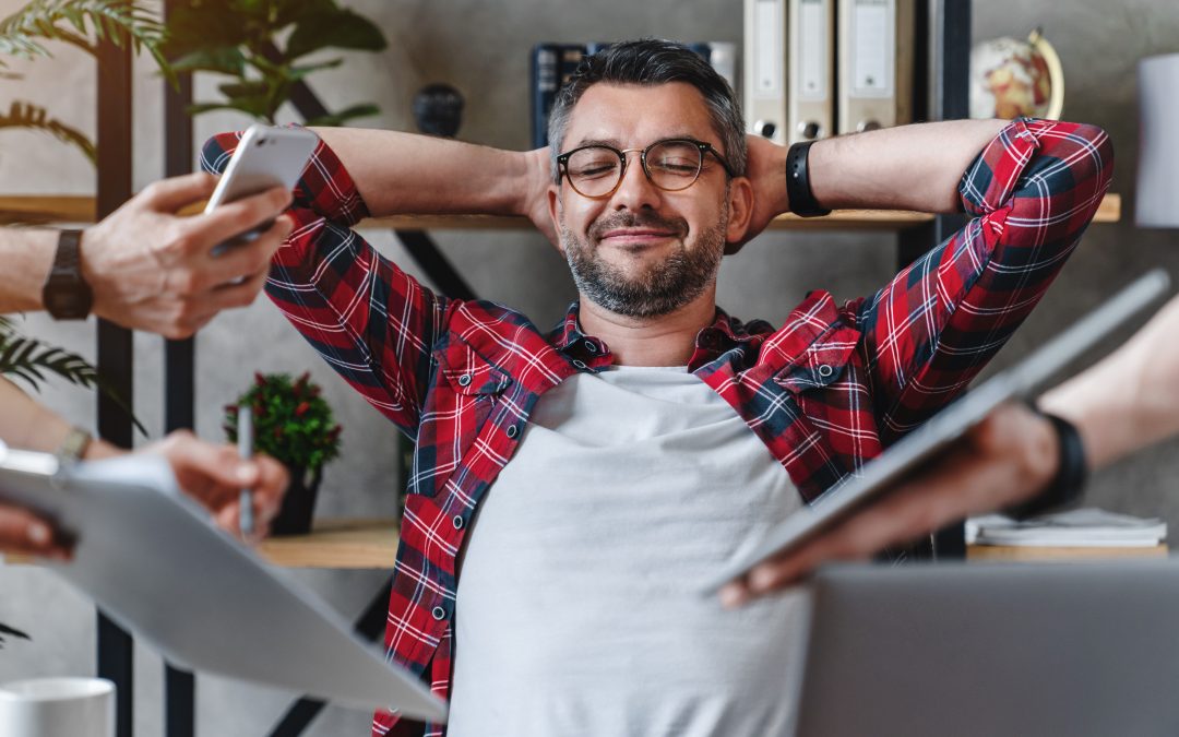 Uomo d'affari in una situazione di confort lavorativo no multitask